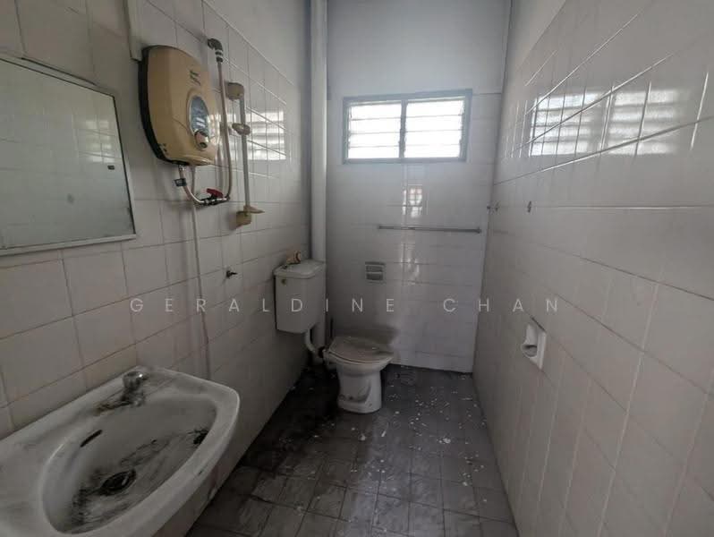 Rumah Teres 2-Tingkat untuk Dijual di Usj 2 (Subang Jaya) - Geraldine Chan - Bathroom - PropertyGuru.com.my