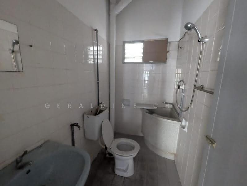 Rumah Teres 2-Tingkat untuk Dijual di Usj 2 (Subang Jaya) - Geraldine Chan - Bathroom - PropertyGuru.com.my