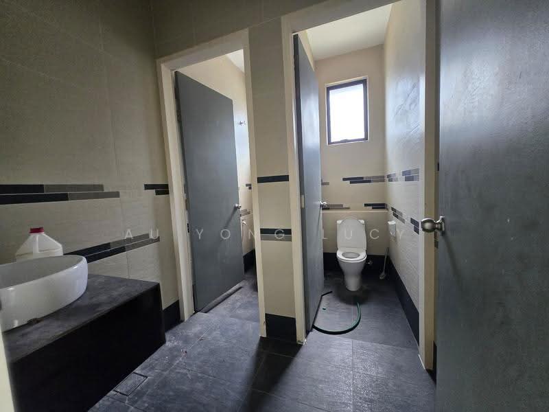 Warehouse for Rent in Eco Business Park 1 (Johor Bahru) - Au Yong Lucy - Bathroom - PropertyGuru.com.my