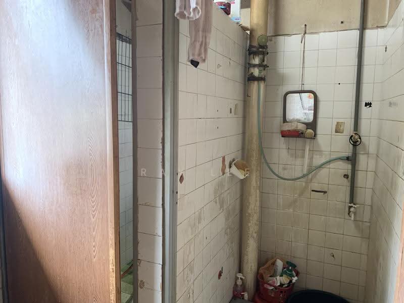 Rumah Flat untuk Dijual di Taman Cempaka - Ray Lee - Bathroom - PropertyGuru.com.my