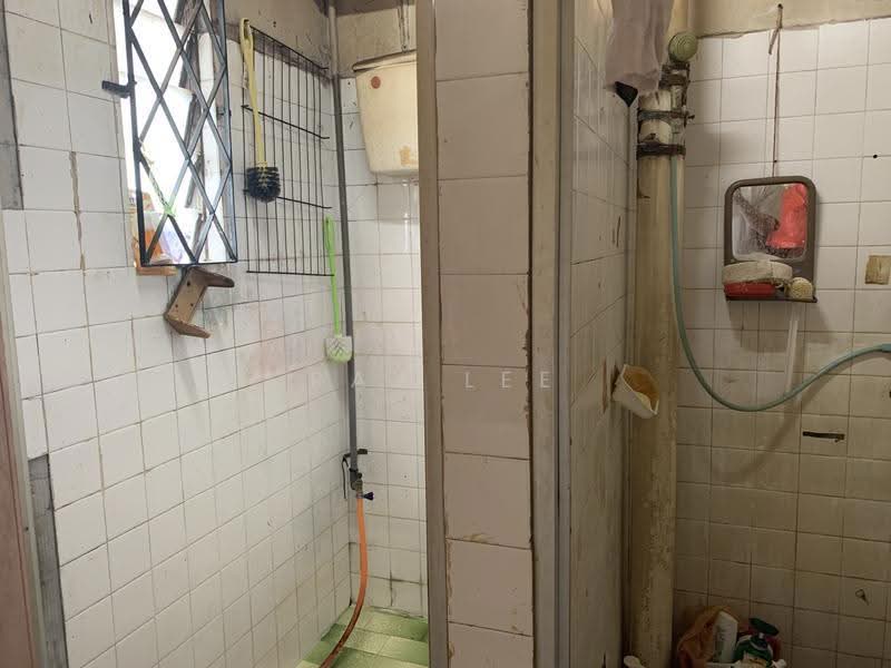 Rumah Flat untuk Dijual di Taman Cempaka - Ray Lee - Bathroom - PropertyGuru.com.my