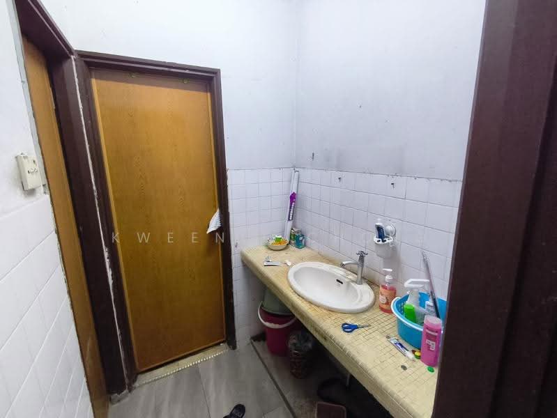 Semi-Detached House for Sale in Taman Maluri (Cheras) - Kweenie Chong - Bathroom - PropertyGuru.com.my