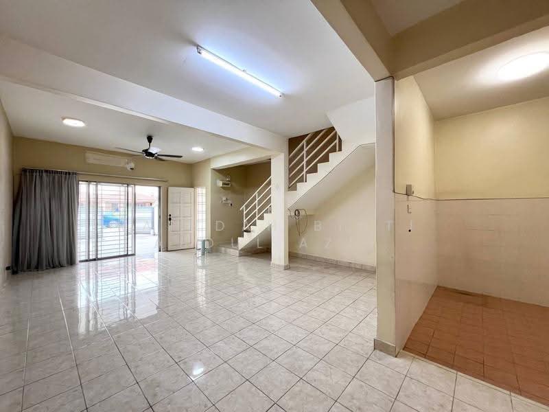 Rumah Teres 2-Tingkat untuk Dijual di Taman Putra Prima (Puchong) - Rafedah Binti Abdul Aziz - Living Room - PropertyGuru.com.my