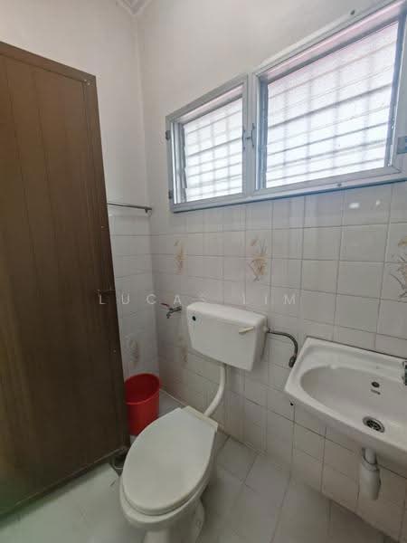 Rumah Teres 2-Tingkat untuk Dijual di Taman Sri Bintang (Kepong) - Lucas Lim - Bathroom - PropertyGuru.com.my