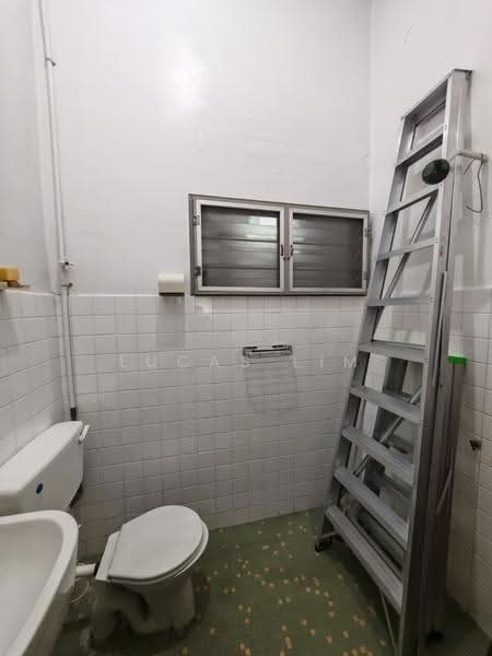 Rumah Teres 2-Tingkat untuk Dijual di Taman Sri Bintang (Kepong) - Lucas Lim - Bathroom - PropertyGuru.com.my