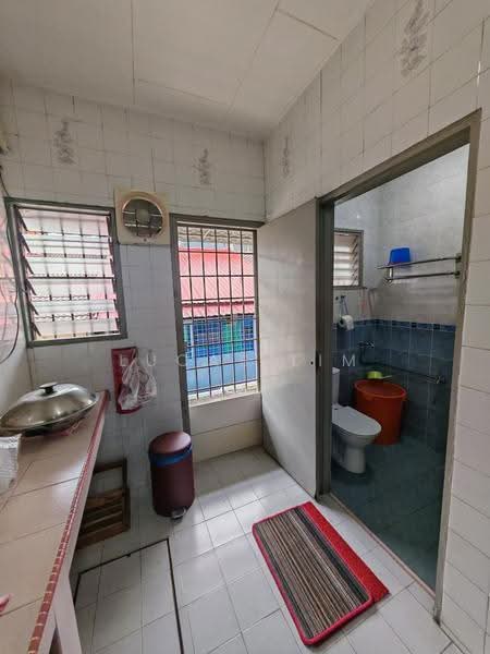 Rumah Teres 2-Tingkat untuk Dijual di Taman Sri Bintang (Kepong) - Lucas Lim - Bathroom - PropertyGuru.com.my