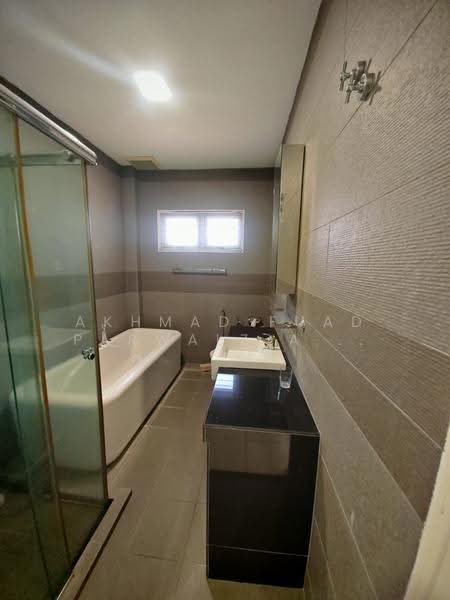 Rumah Teres 2-Tingkat untuk Dijual di Bukit Rahman Putra (Sungai Buloh) - Akhmad Fuad Parwalz Akhtar - Bathroom - PropertyGuru.com.my