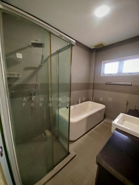 Rumah Teres 2-Tingkat untuk Dijual di Bukit Rahman Putra (Sungai Buloh) - Akhmad Fuad Parwalz Akhtar - Bathroom - PropertyGuru.com.my