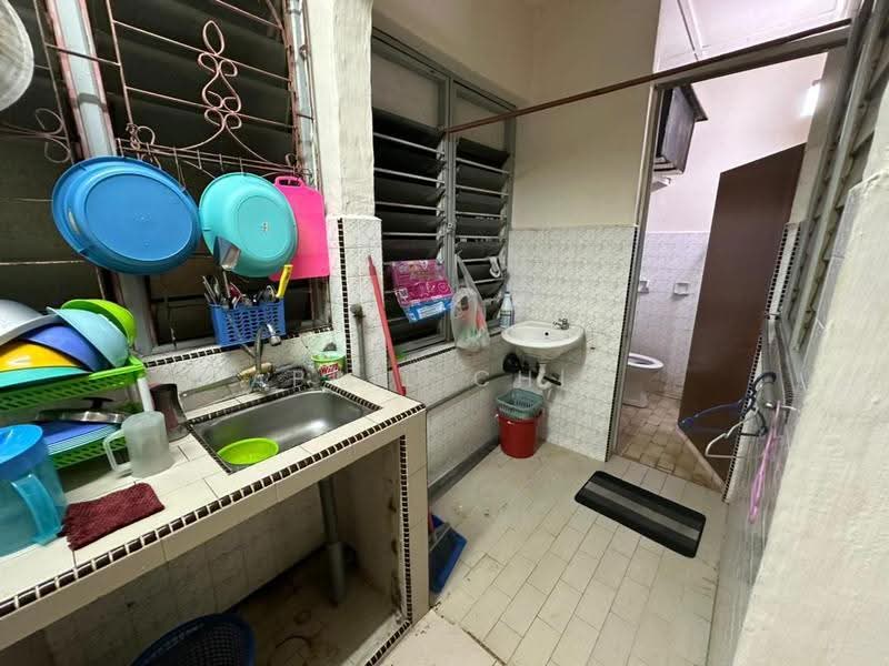 Rumah Flat untuk Disewa di Flat Taman Ungku Tun Aminah - April Chin - Kitchen - PropertyGuru.com.my