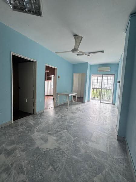 Pangsapuri untuk Disewa di Teratai Mewah Apartment Block 15,17,19,21 - Tiffany Tan - Living Room - PropertyGuru.com.my