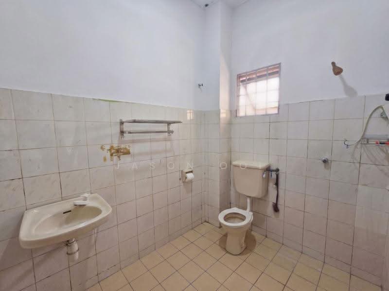 2-storey Terraced House for Rent in Usj 13 (Subang Jaya) - Jason Ooi - Bathroom - PropertyGuru.com.my