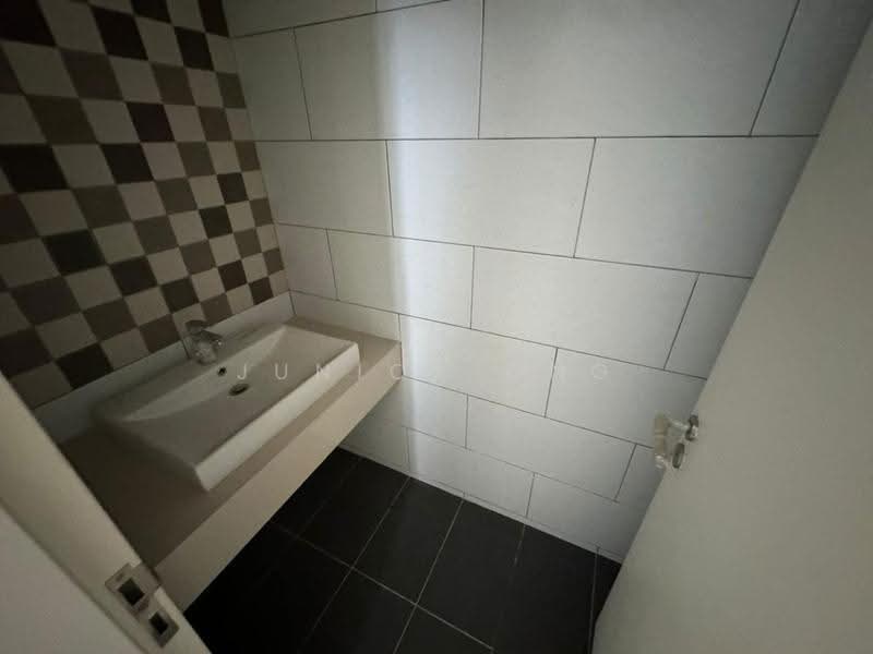 3-storey Terraced House for Sale in Tamansari (Rawang) - Junior Ong - Bathroom - PropertyGuru.com.my
