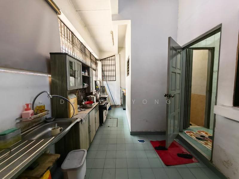 2-storey Terraced House for Sale in Taman Desa Cemerlang (Ulu Tiram) - Daniel Yong - Kitchen - PropertyGuru.com.my