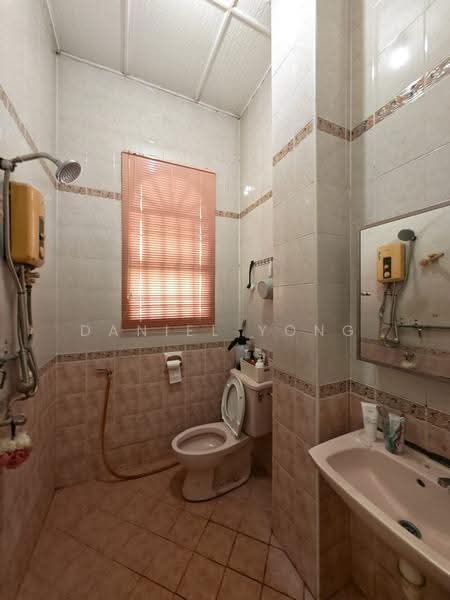 2-storey Terraced House for Sale in Taman Desa Cemerlang (Ulu Tiram) - Daniel Yong - Bathroom - PropertyGuru.com.my