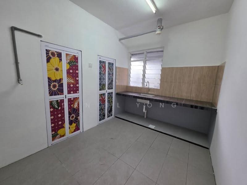 Rumah Flat untuk Dijual di Taman Daya - Jalan Pinang 3, 4 - Daniel Yong - Kitchen - PropertyGuru.com.my