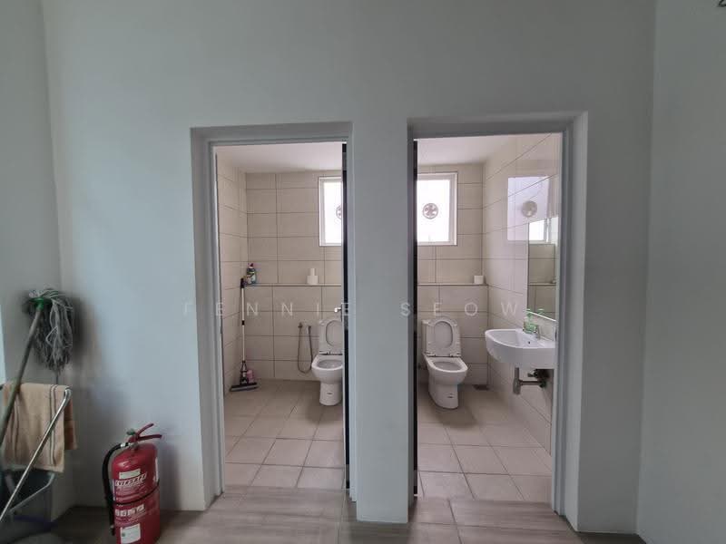 Pejabat untuk Disewa di Taman Jelutong (Jelutong) - Fennie Seow - Bathroom - PropertyGuru.com.my