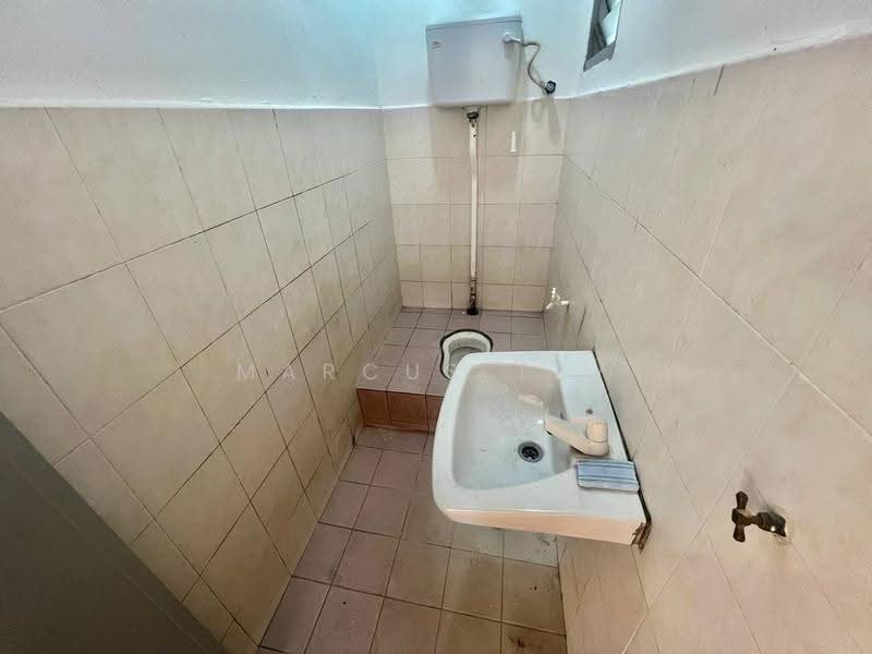Rumah Flat untuk Dijual di Rumah Pangsa Jasmine - Marcus Tey - Bathroom - PropertyGuru.com.my