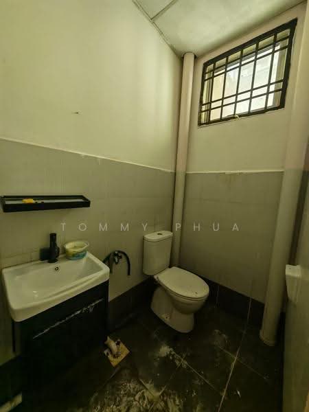 Kedai untuk Disewa di Taman Molek (Johor Bahru) - Tommy Phua - Bathroom - PropertyGuru.com.my