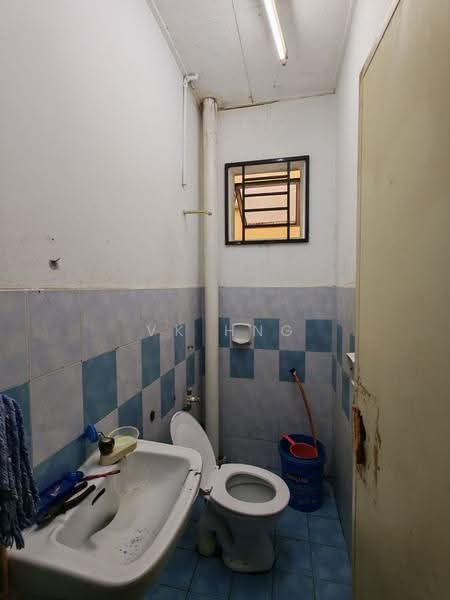 Pangsapuri untuk Dijual di Nusa Bestari Shoplot Apartment - VK Hng - Bathroom - PropertyGuru.com.my