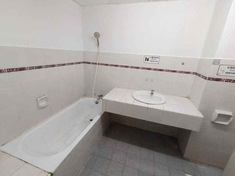 Pangsapuri untuk Disewa di Seri Mutiara Apartment - Ah Hong - Bathroom - PropertyGuru.com.my