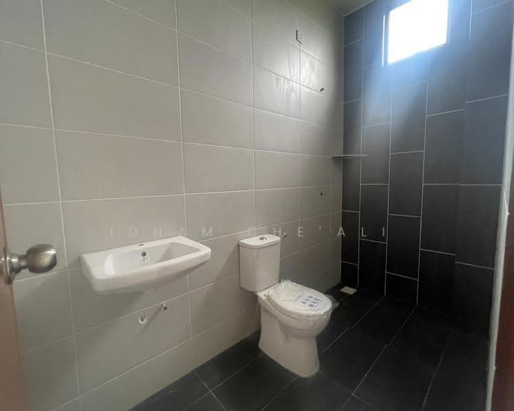 Semi-Detached House for Sale in Taman Bukit Setongkol Maju (Kuantan) - Idham Che'Ali - Bathroom - PropertyGuru.com.my