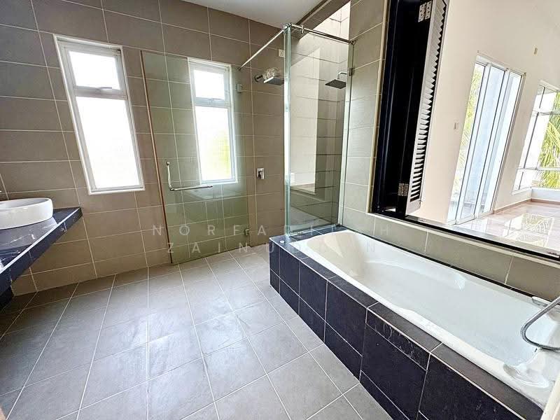 Rumah Berkembar untuk Dijual di Seksyen U10 (Shah Alam) - NORFADILAH ZAINUDDIN - Bathroom - PropertyGuru.com.my