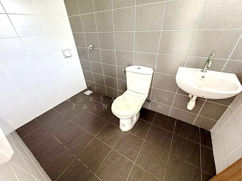 Rumah Berkembar untuk Dijual di Seksyen U10 (Shah Alam) - NORFADILAH ZAINUDDIN - Bathroom - PropertyGuru.com.my