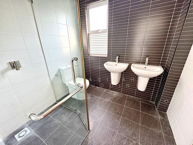 Rumah Berkembar untuk Dijual di Seksyen U10 (Shah Alam) - NORFADILAH ZAINUDDIN - Bathroom - PropertyGuru.com.my