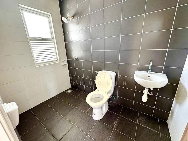 Rumah Berkembar untuk Dijual di Seksyen U10 (Shah Alam) - NORFADILAH ZAINUDDIN - Bathroom - PropertyGuru.com.my
