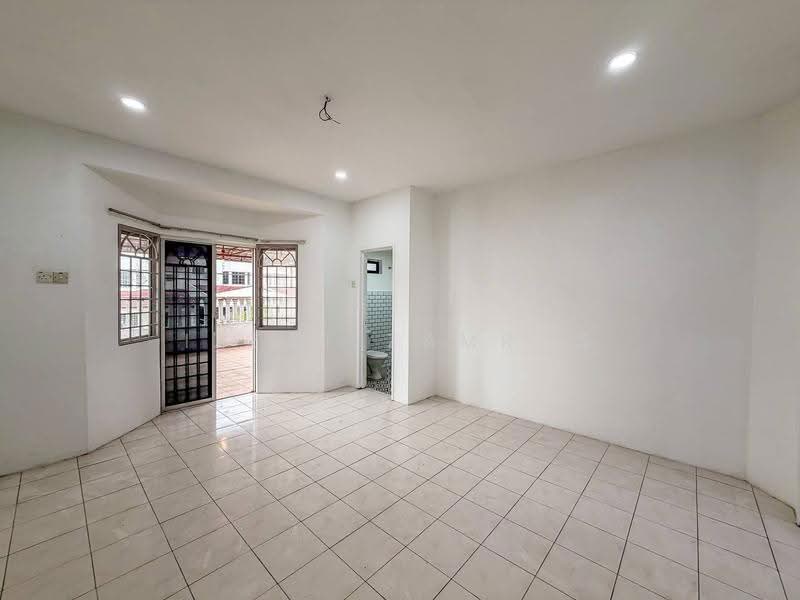 2-storey Terraced House for Sale in Kota Perdana (Seri Kembangan) - Izzat Zamros - Living Room - PropertyGuru.com.my