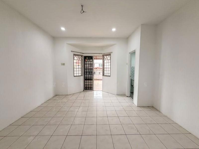 2-storey Terraced House for Sale in Kota Perdana (Seri Kembangan) - Izzat Zamros - Living Room - PropertyGuru.com.my