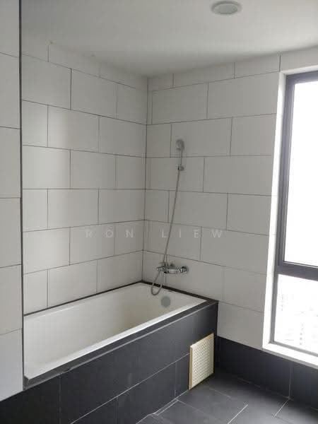 Kediaman Servis untuk Dijual di Univ 360 Place - Ron Liew - Bathroom - PropertyGuru.com.my