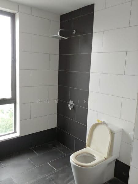 Kediaman Servis untuk Dijual di Univ 360 Place - Ron Liew - Bathroom - PropertyGuru.com.my