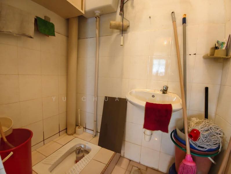 Flat for Sale at Taman Cheng Ria - Yu Chuan Yau - Bathroom - PropertyGuru.com.my