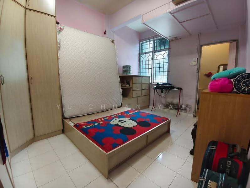Flat for Sale at Taman Cheng Ria - Yu Chuan Yau - Bedroom - PropertyGuru.com.my