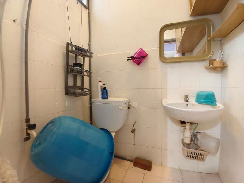 Flat for Sale at Taman Cheng Ria - Yu Chuan Yau - Bathroom - PropertyGuru.com.my