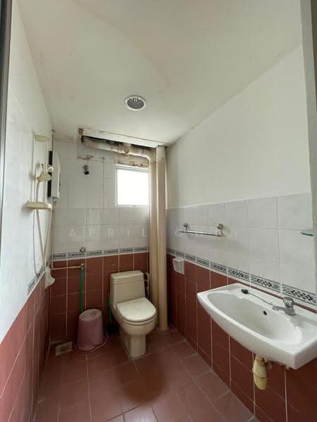 Pangsapuri untuk Dijual di Putri Ria Apartment - April Chin - Bathroom - PropertyGuru.com.my