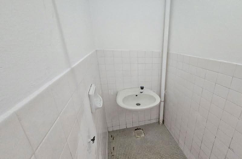 1-storey Terraced House for Sale in Taman Bunga Negara (Shah Alam) - Kevin Look - Bathroom - PropertyGuru.com.my