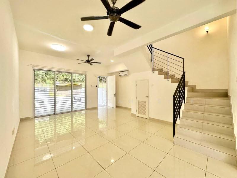 3-storey Terraced House for Sale in Seri Kembangan (Selangor) - Nur Adibah Ishak - Living Room - PropertyGuru.com.my