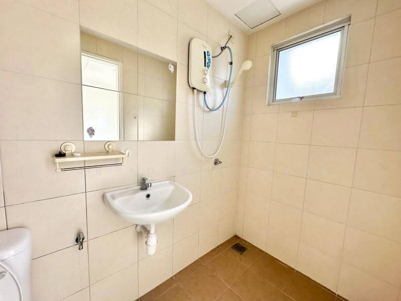 3-storey Terraced House for Sale in Seri Kembangan (Selangor) - Nur Adibah Ishak - Bathroom - PropertyGuru.com.my