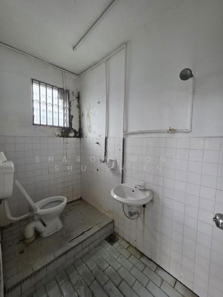 Shop / Office untuk Disewa di Taman Sri Bahagia (Tampoi) - Sharon Wong Shu Shien - Bathroom - PropertyGuru.com.my
