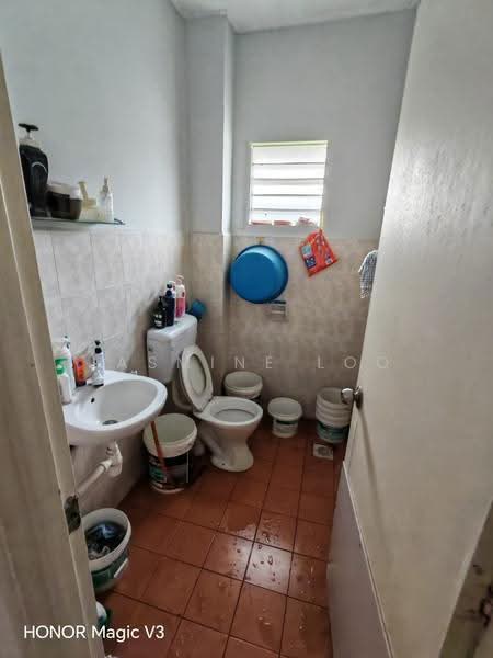 Pangsapuri untuk Dijual di Sri Ehsan - Jasmine Loo - Bathroom - PropertyGuru.com.my
