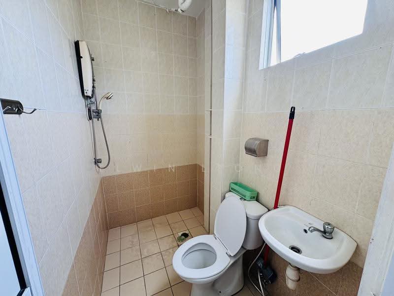 Pangsapuri untuk Dijual di Relau Vista Apartment - Elwin Leong - Bathroom - PropertyGuru.com.my