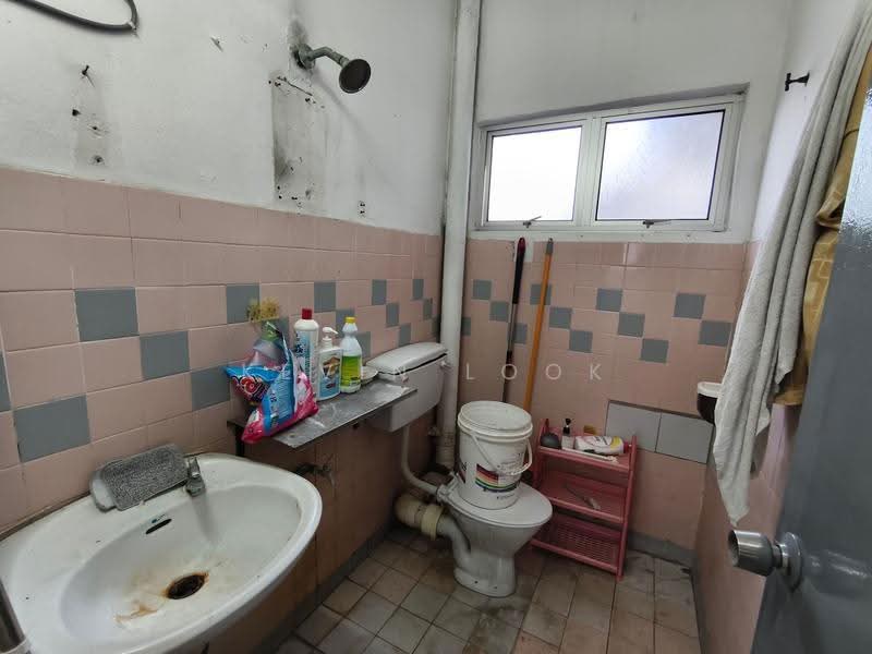 Flat for Sale at Taman Sungai Besi - Kevin Look - Bathroom - PropertyGuru.com.my