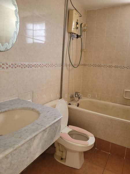 Kondominium untuk Dijual di Gurney Park Condominium - Elaine Ooi - Bathroom - PropertyGuru.com.my