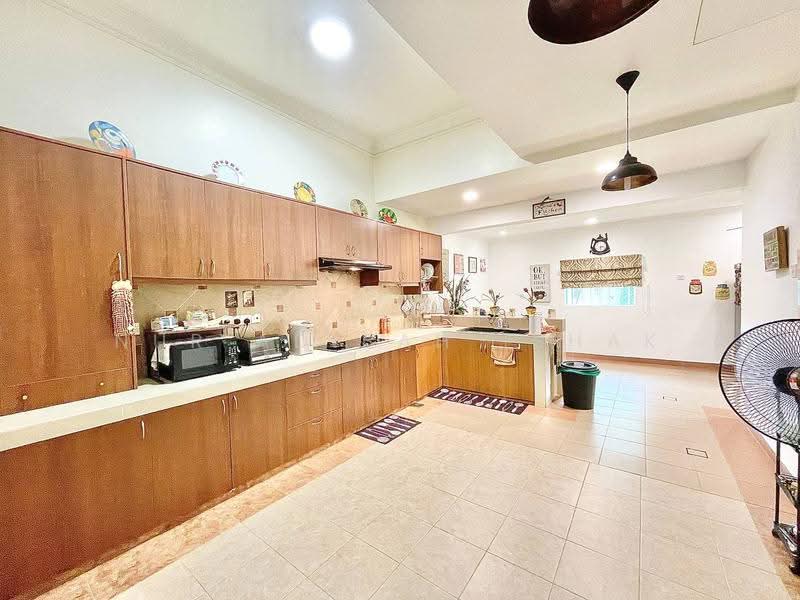 Semi-Detached House for Sale in Glenmarie Cove (Klang) - Nur Adibah Ishak - Kitchen - PropertyGuru.com.my