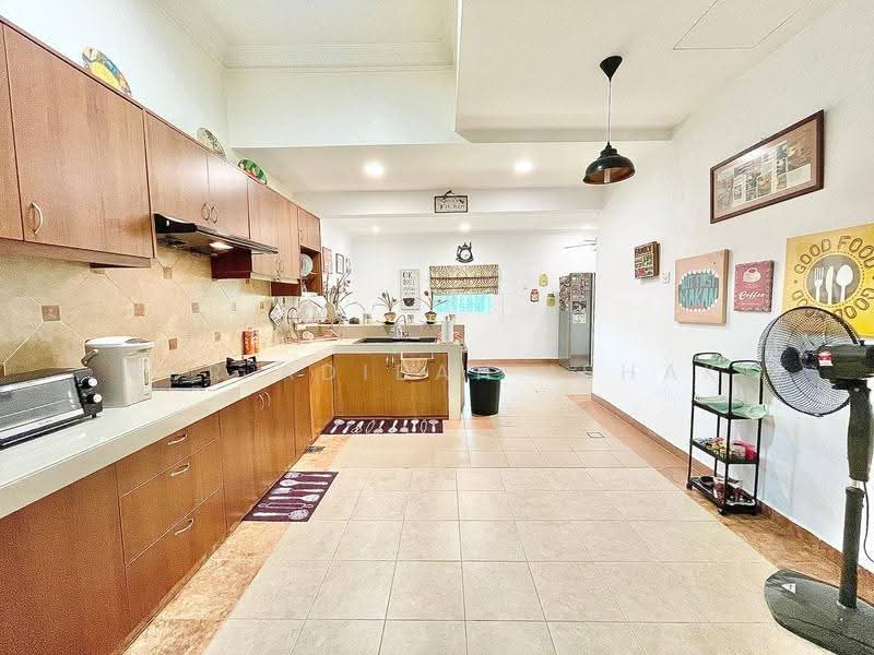 Semi-Detached House for Sale in Glenmarie Cove (Klang) - Nur Adibah Ishak - Kitchen - PropertyGuru.com.my