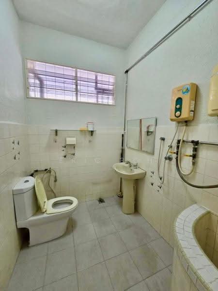 2-storey Terraced House for Sale in Island Glades (Jelutong) - Eric Boh - Bathroom - PropertyGuru.com.my