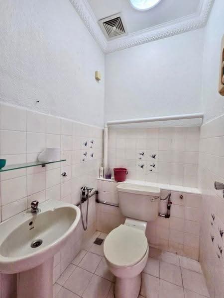 2-storey Terraced House for Sale in Island Glades (Jelutong) - Eric Boh - Bathroom - PropertyGuru.com.my