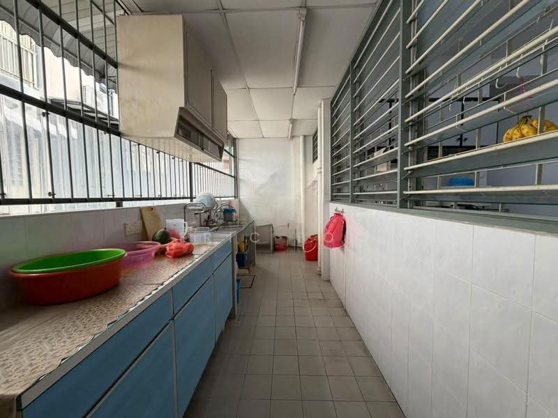 2-storey Terraced House for Sale in Island Glades (Jelutong) - Eric Boh - Kitchen - PropertyGuru.com.my